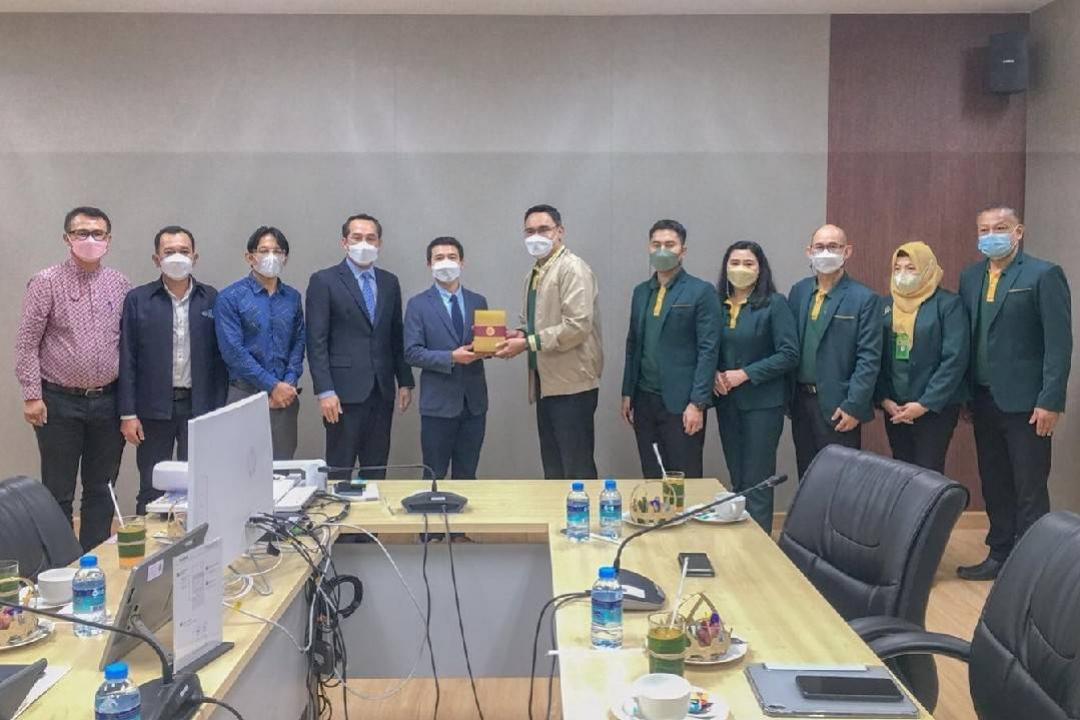 คณะผู้บริหาร ธนาคารอิสลามแห่งประเทศไทย เข้าแสดงความยินดีกับ รองศาสตราจารย์ ดร.ณฐ